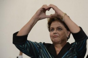 1403698101646-dilma-fazendo-coracao