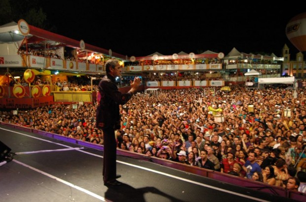 Zé Ramalho durante apresentação na Praça do Povo, em Campina Grande