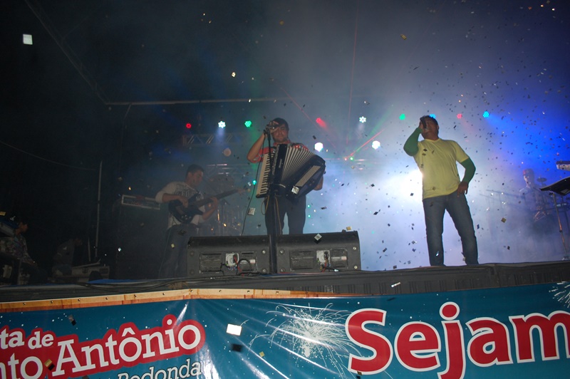 A dupla, Bruno e Júnior, cantou diversos sucessos no estilo forró universitário