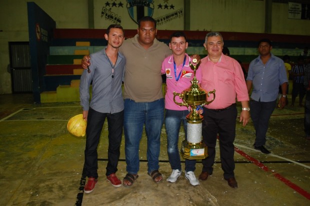 Ao final da partida, os atletas receberam as homenagens da Secretaria de Esportes