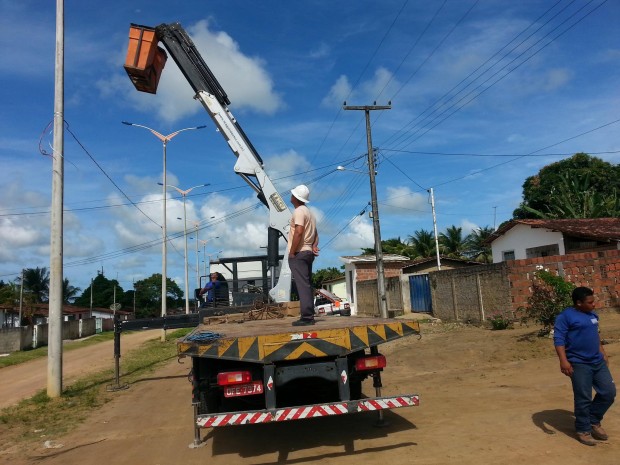 Instalação da nova iluminação de Sumbaúma