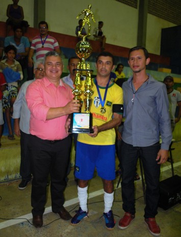 O campeão da competição recebeu o troféu das mãos do prefeito Marcelo Rodrigues