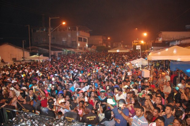 Público lota centro de eventos em Alhandra na segunda noite de festa