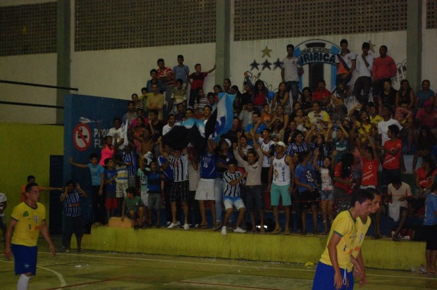 Torcida do Siririca faz a festa na arquibancada do ginásio Rinaldão, em Mata Redonda