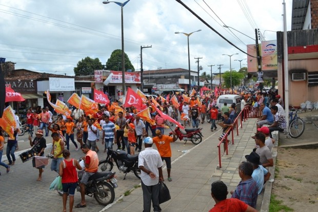 A caminhada percorreu várias ruas de Alhandra até chegar na feira livre