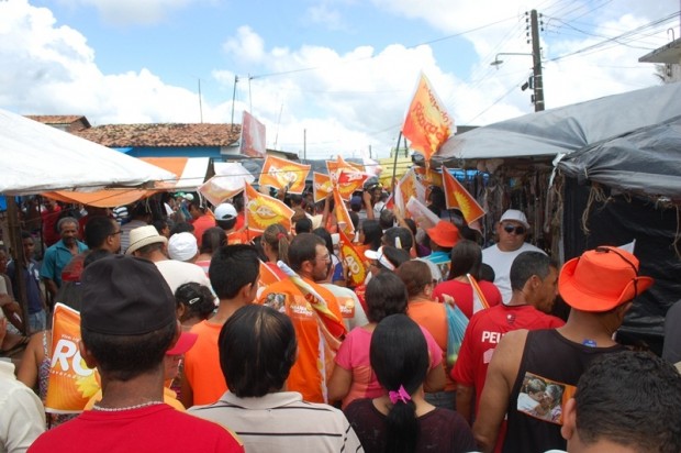 A militância encheu a feira de bandeiras do 40