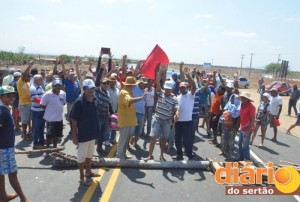 grupo-de-sem-terras-interditam