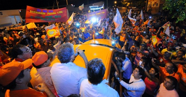 ricardo-falando-comicio-carro