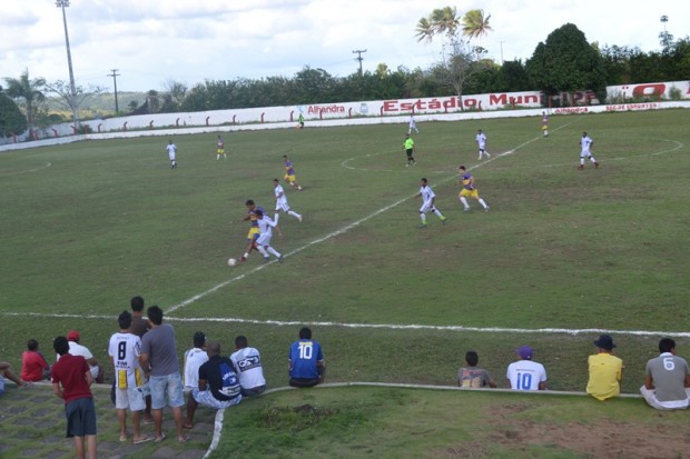 Jogadores dos times do São Caetano e Bahia durante disputa de bola