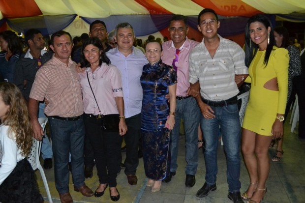 O prefeito de Alhandra, Marcelo Rodrigues, o vice-prefeito, Cal Lucena, acompanhadoa das esposas e amigos