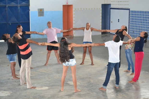 Professor-Edilson-Alves-durante-a-oficina-sde-teatro