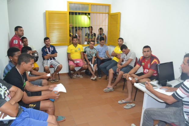 Representantes das equipes de futsal de Alhandra e Mata Redonda