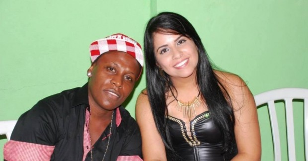 a-cantora-nenem-ao-lado-da-noiva-thais-baptista-1412200272559_956x500