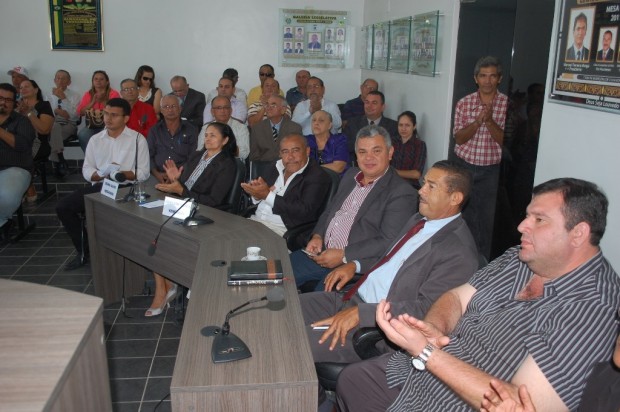 Prefeito de Alhandra, Marcelo Rodrigues, assistiu toda a solenidade junto com os vereadores da casa legislativa