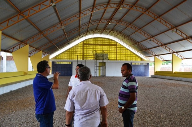 Prefeito vistoria obras da nova quadra poliesportiva da escola Zélia