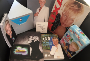 Xuxa visita a casa de fã e entrega presentes (Foto reprodução Facebook)