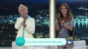 Xuxa recebeu Sabrina Sato na estreia de seu quadro na noite de ontem (24)