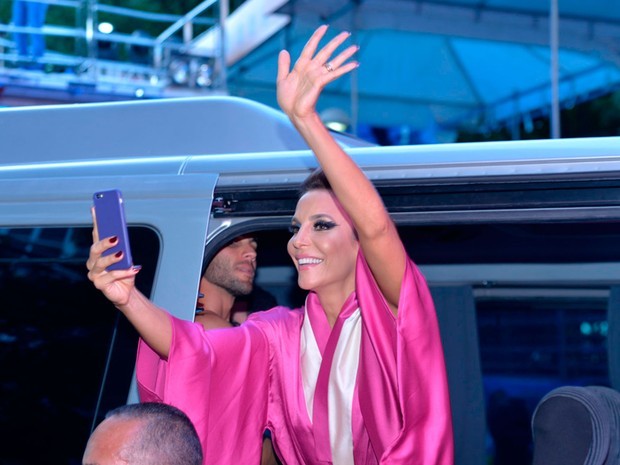 Ivete Sangalo chega com roupão rosa para primeiro dia em trio sem cordas (Foto: Elias Dantas/Ag. Haack)