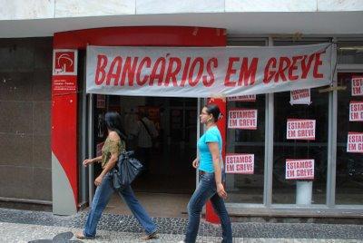 1316989111654-bancarios-em-greve