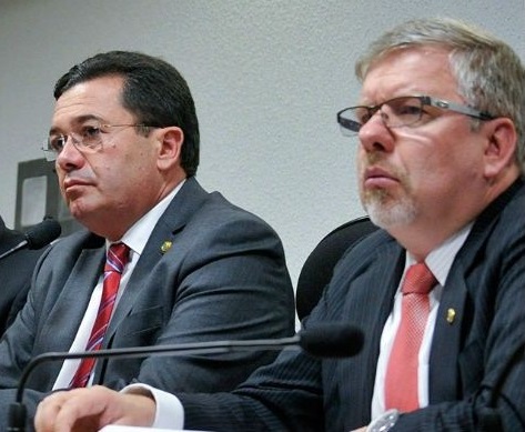 os-senadores-gim-e-e-vital-do-rego-c-e-o-deputado-marco-maia-d-relator-d