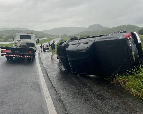 Três pessoas morrem atropeladas após tentar ajudar motorista que capotou carro na BR-230, na Paraíba