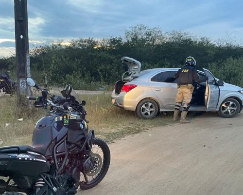 Após perseguição, PRF recupera veículo com restrição de roubo, em cidade da Paraíba