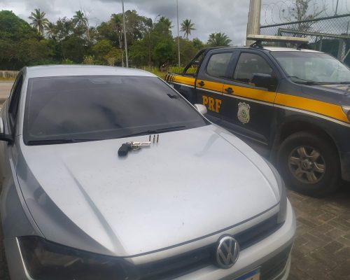 PRF apreende arma de fogo e carro roubado em Pernambuco após perseguição na Paraíba