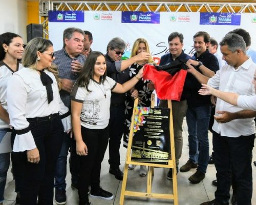 João Azevêdo entrega reforma de escola e ônibus escolar em São Francisco