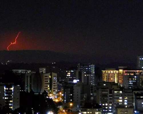 Temporal causa apagão, alagamentos, queda de árvores em várias cidades da Paraíba, além de desvio de voos na Capital