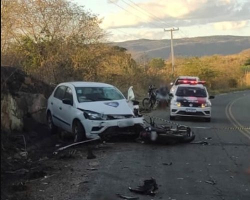 Homem morre após colisão frontal entre carro e moto em rodovia da Paraíba