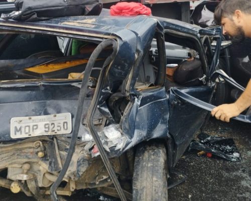 Acidente deixa carro completamente destruído e fecha BR-101 em Bayeux