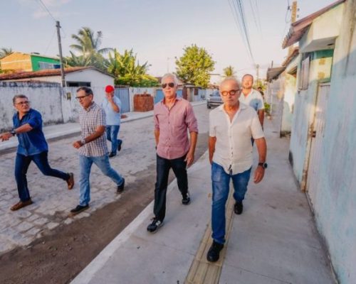 Prefeito entrega pavimentação de mais seis ruas no bairro Colinas do Sul