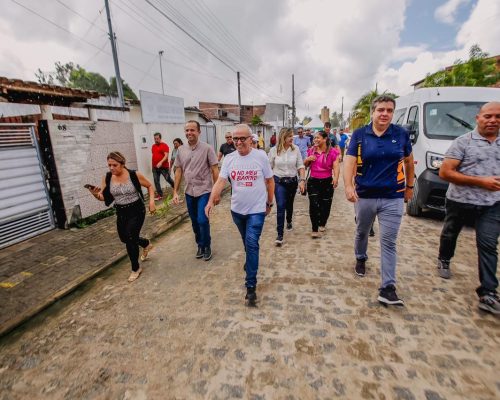 Cícero Lucena entrega pavimentação de oito ruas no Bairro das Indústrias