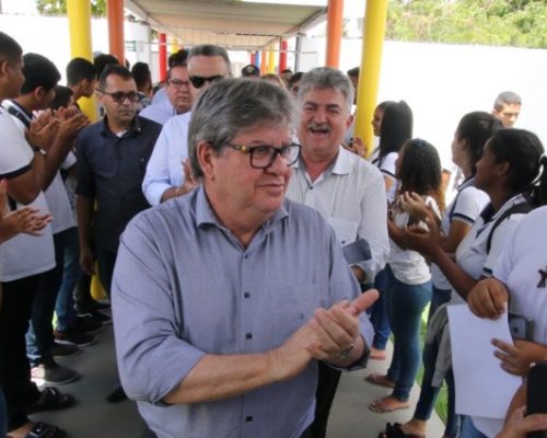 João Azevêdo entrega reforma e ampliação de escolas e beneficia estudantes de João Pessoa