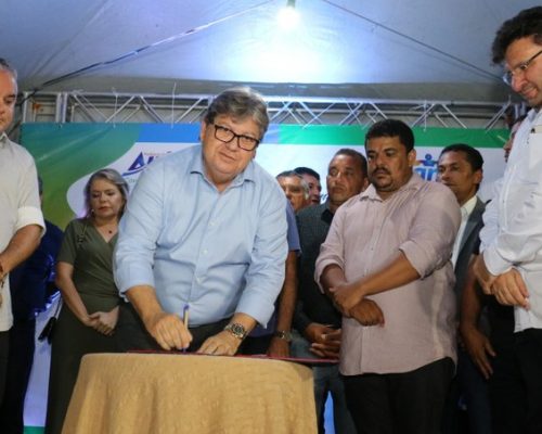 João Azevêdo entrega escola e ônibus escolar no Distrito de Mata Redonda