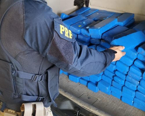 PRF na Paraíba prende homem transportando 151 kg de maconha em fundo falso de veículo